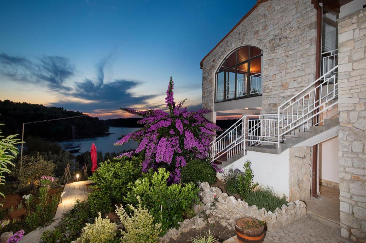 La Casa Ingrid - Couple'S Paradise Banjole Exterior photo